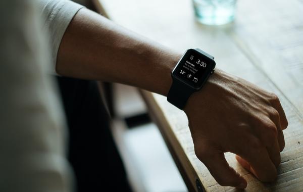

                            سوار جديد لـ Apple Watch يتغير لونه وفقا للحالة المزاجية للمستخدم

                        