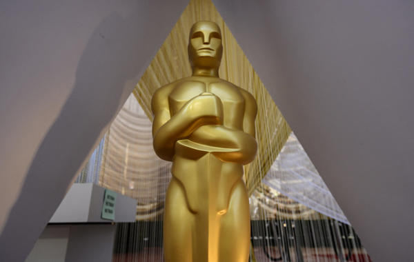 An Oscar statue is displayed on the red carpet on the eve of the 92nd Oscars at the Dolby Theatre in Hollywood, California on February 8, 2020. Eric BARADAT / AFP