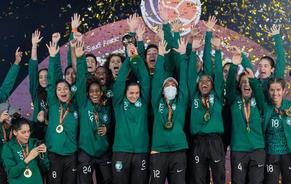 المنتخب الأول لكرة القدم النسائية خلال تحقيق أول بطولة في مسيرته . الصورة من الحساب الرسمي لإدارة الكرة النسائية على تويتر