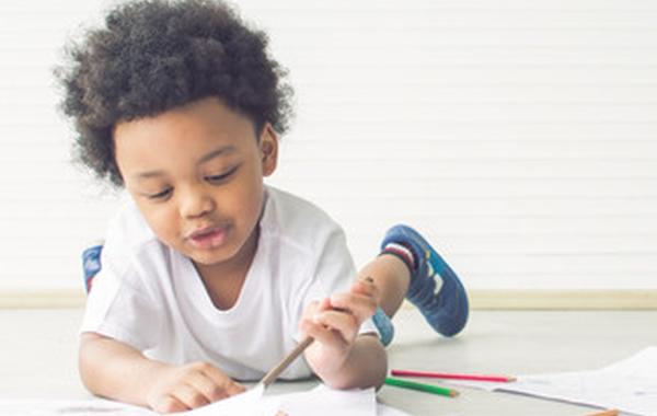 صورة لطفل ينجذب للورق والألوان