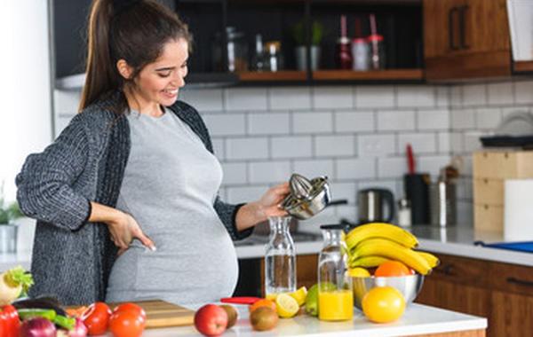 صورة لحامل مع تغذية جيدة في مراحل متقدمة