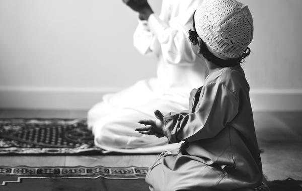 صورة لطفل صغير يصلي مع والده