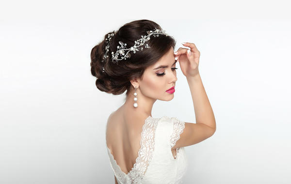 أجمل تسريحات شعر عروس 2024 مرفوعة ومنسدلة - Shutterstock