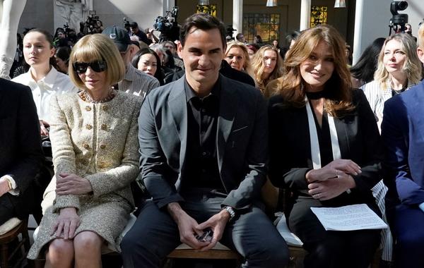Avant le Met Gala : Carla Bruni rend hommage à Karl Lagerfeld aux côtés de Roger Federer et Anna Wintour