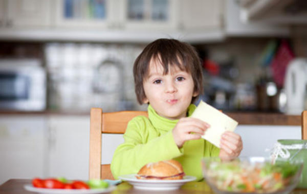  الطبيعي صورة لطفل يتناول الجبن المصنع من الحليب 