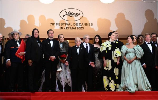 من اليسار الممثل ويليام بيلو (William Belleau)، الممثل الأمريكي ليوناردو دي كابريو (Leonardo DiCaprio)، الممثلة الكندية تانتو كاردينال (Tantoo Cardinal)، المخرج الأمريكي مارتن سكورسيزي (Martin Scorsese)، الممثل الأمريكي روبرت دي نيرو (Robert De Niro)، الممثلة كارا جيد ميرز (Cara Jade Myers)، الممثلة الأمريكية لي لي جلادستون (Lily Gladstone)، والممثل الأمريكي جيليان ديون (Jillian Dion) في مهرجان كان 2023. مصدر الصورة: CHRISTOPHE SIMON / AFP.