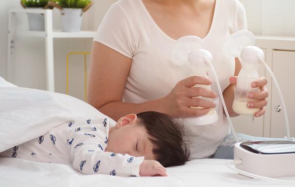 صورة لأم ورضيعها وأجهزة شفط الحليب