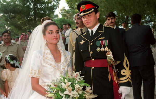 الملك عبدالله والملكة رانيا Abdullah and his wife Rania في حفل زفافهما عام 1993 (مصدر الصورة : RABIH MOGHRABI / AFP)