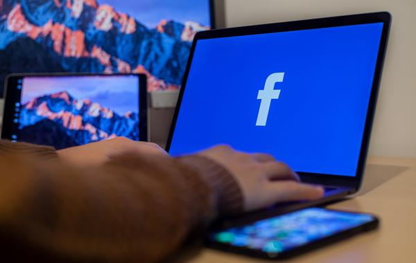 
فيسبوك يعتذر عن العطل الذي تسبب في إرسال طلبات صداقة تلقائيا للمستخدمين
