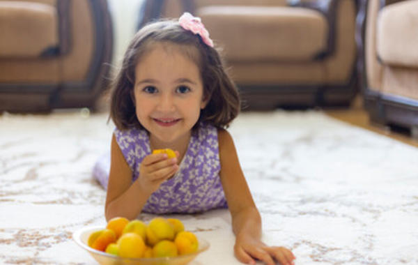 صورة لطفلة تحب ثمار المشمش