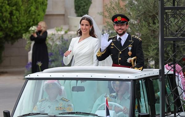 زفاف الأمير الحسين والأميرة رجوة  Prince Hussein and his wife Saudi Rajwa al-Seif (مصدر الصورة: Khalil MAZRAAWI / AFP) 
