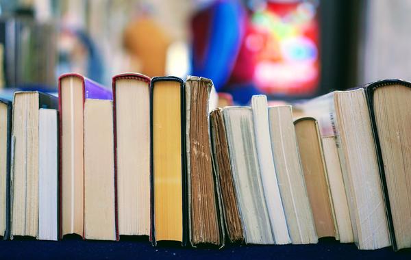 Abu Dhabi pour la langue arabe lance des activités d’initiative Bookcase dans 4 centres commerciaux