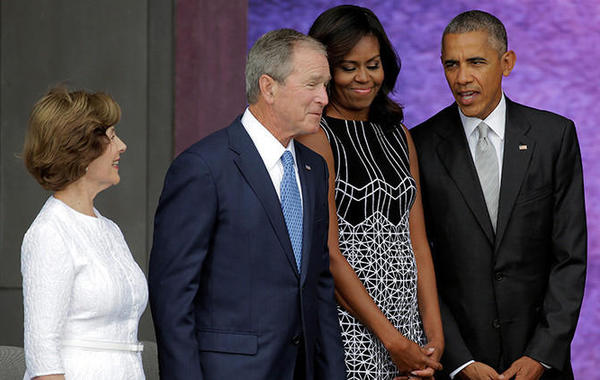 بالصور.. جورج بوش يستعين بـ أوباما بعد فشله في التقاط السيلفي