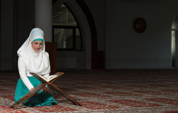هل يجوز للمرأة قراءة القرآن أثناء الدورة الشهرية؟