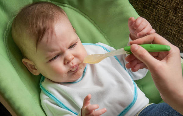 هل تعرفين الأسباب النفسية وراء رفض مولودك الطعام؟