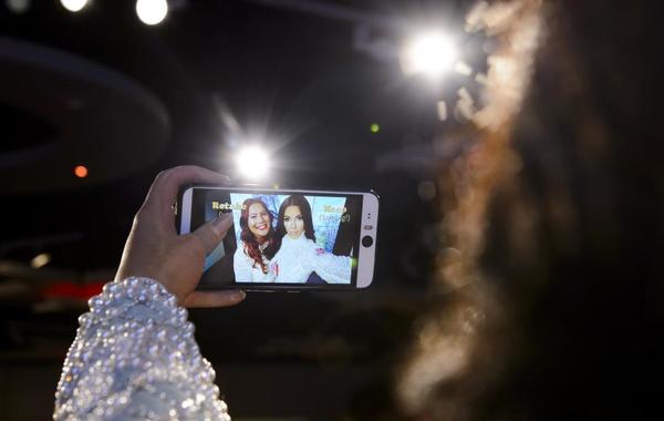 كيم كردشيان تعطي درساً خاصاً بالـ Selfies لإلين دي جينيريس