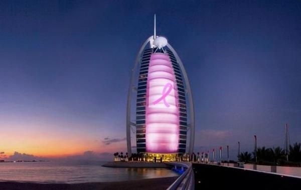 برج العرب يرتدي اللون الورديّ لدعم التوعية ضد سرطان الثدي
