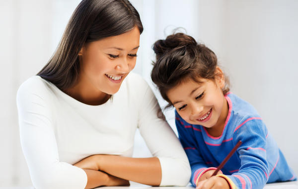 10 نصائح تساعد طفلك على حل واجباته المدرسية