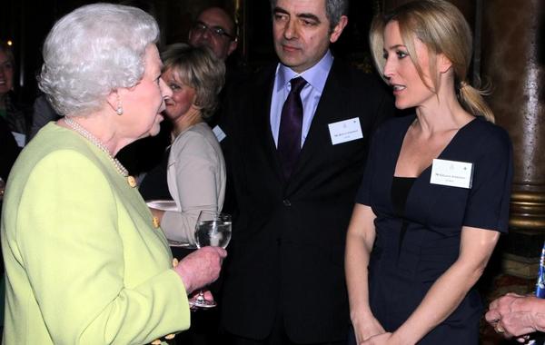 الملكة Elizabeth تقلّد Mr. Bean وسام الإمبراطورية البريطانية