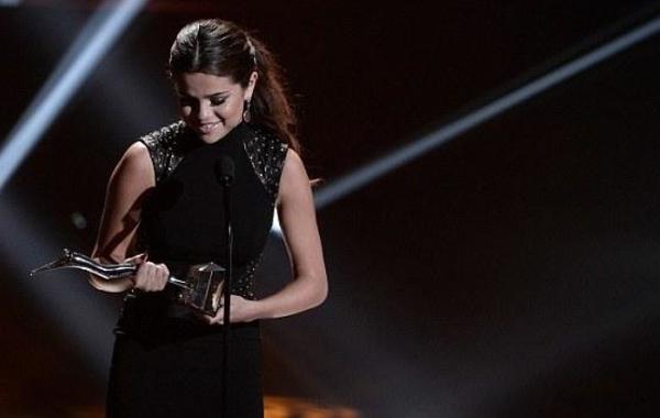 Selena Gomez نجمة حفل Young Hollywood Awards