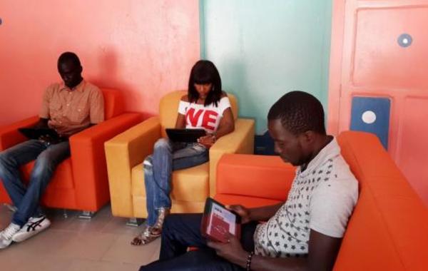 مقهى انترنت يعمل بالأجهزة اللّوحية في السنغال