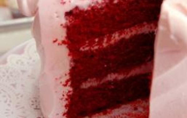 الكعكة المخملية الحمراء