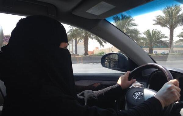 سعوديات يتحدين حظر قيادة السيارة