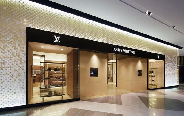 دار LV تحتفل بافتتاح أول متجر لها مخصص للأحذية في دبي