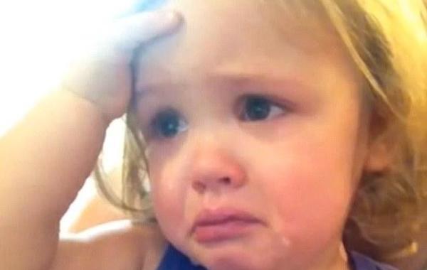 بالفيديو: طفلة تبكي بسبب أغنية زفاف والديها