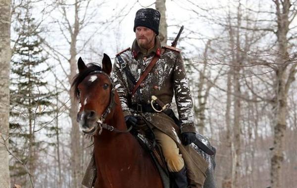 بالصور: مهند يركب حصانه بمساعدة سلم