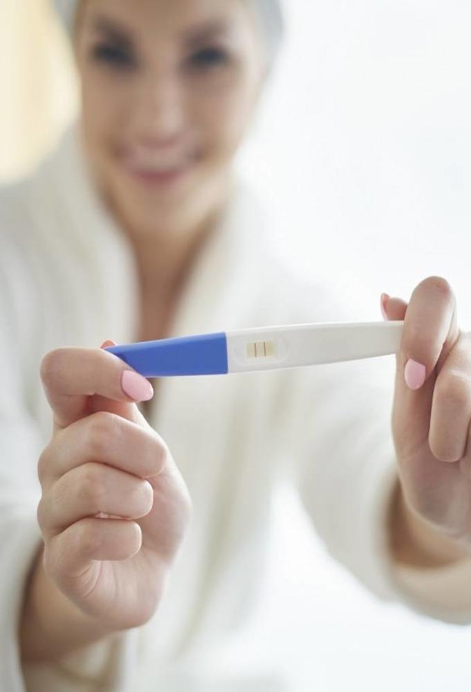 صورة لامرأة تحمل اختبار حمل