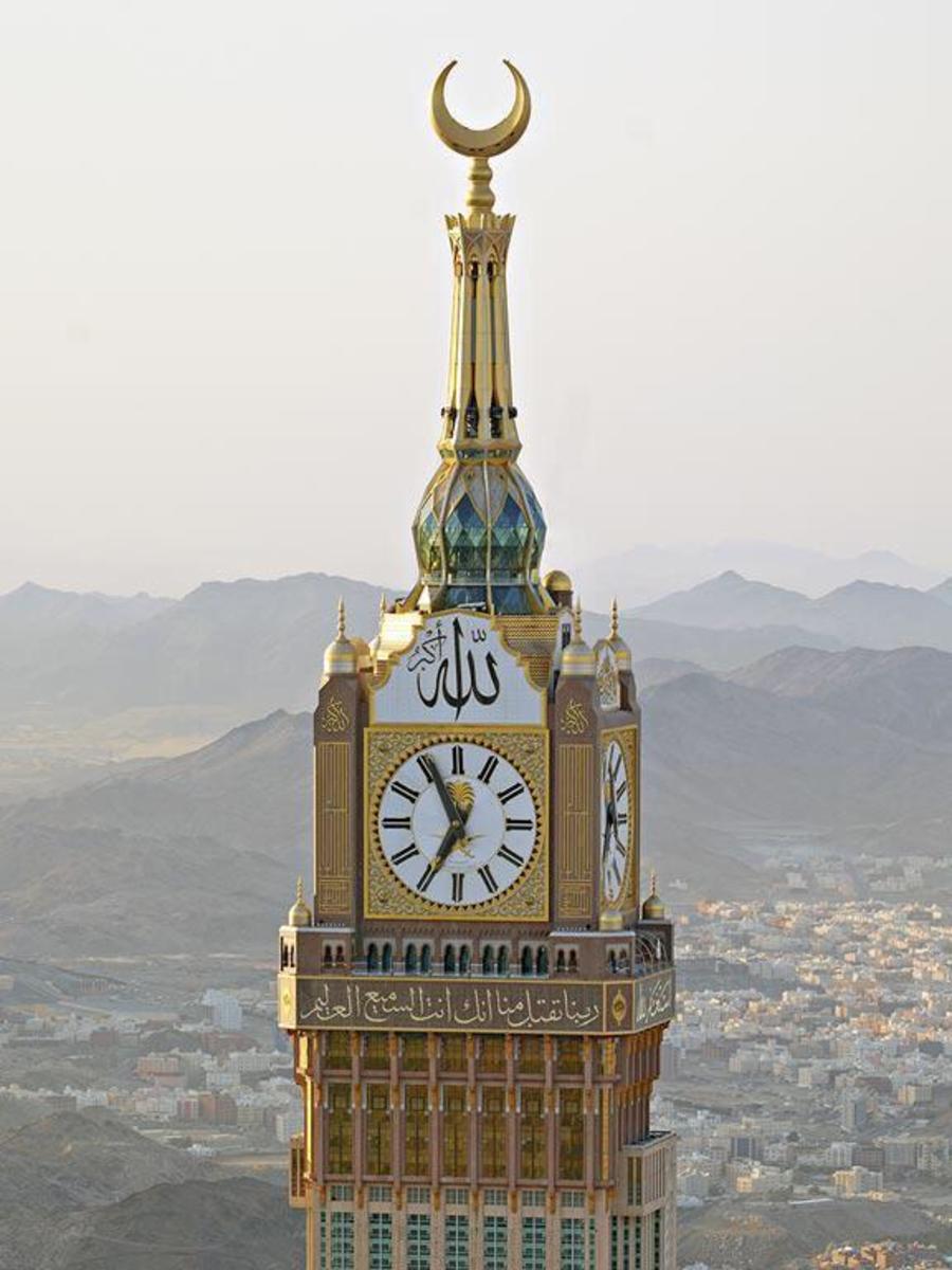 Часы в саудовской аравии. Часовая башня Абрадж Аль-Бейт. Королевская часовая башня в Мекке. Часовой башне Абрадж Аль-Бейт в Мекке. Абрадж Аль-Бейт (часовая Королевская башня).