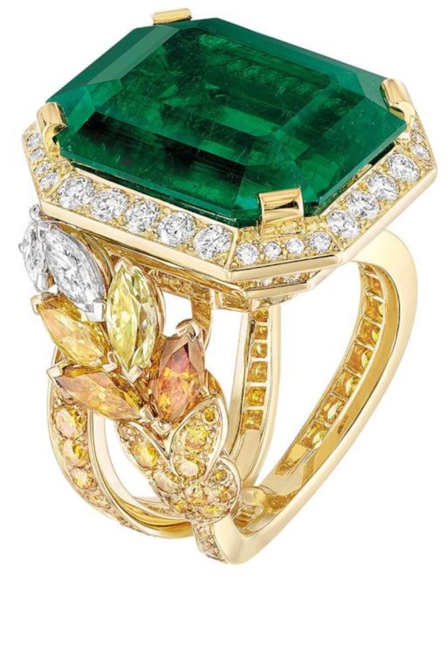 Ювелирные изделия с изумрудом. Коллекция Emerald золото изумруд. Золотое кольцо изумруд принцесса. Chanel Joaillerie изумруды. Кольца с изумрудом Шанель.