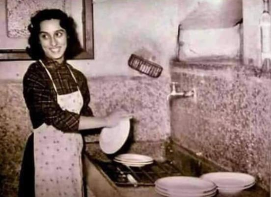 صورة نادرة لـ فيروز.. تغسل الصحون في بيت أهلها | مجلة سيدتي
