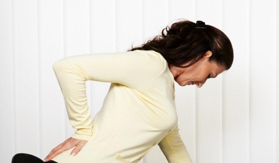 Сильно болит поясница при беременности. Боль в спине. Боль в пояснице. Женщина болит спина. Боль в спине женщина.