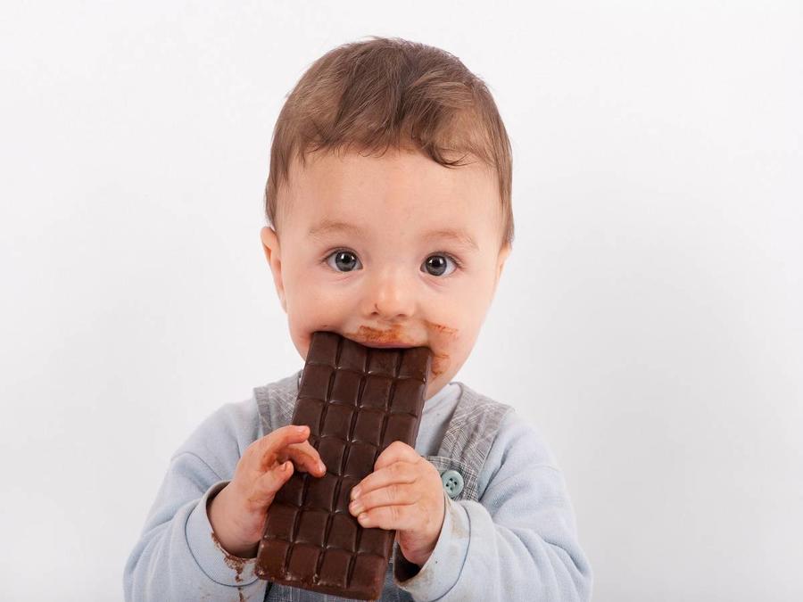 أطعمة غير آمنة توقفي عن تقديمها لطفلك | مجلة سيدتي