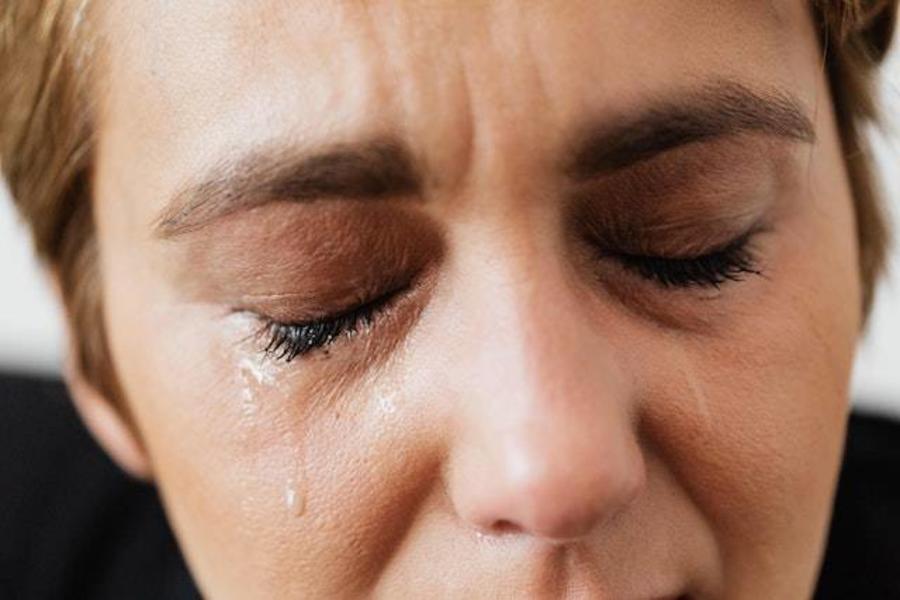 Tolkning av en dröm om att gråta för en frånskild kvinna | Madam Magazine