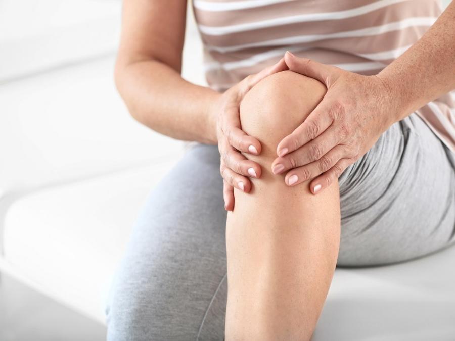 امرأة تعاني من ألم نتيجة قطع في غضروف الركبة (المصدر: Adobe.Stock)