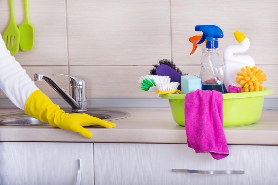 تنظيف أسطح المطبخ، كما الحوض، بصورة مستمرة 