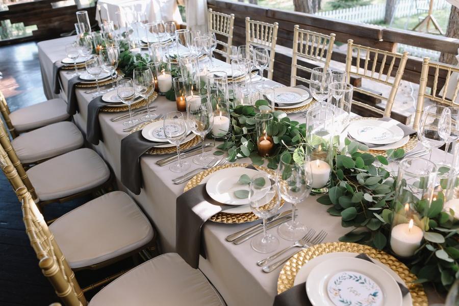 اللون الأخضر لديكور حفلات الزفاف الخارجي Shutterstock_778599103
