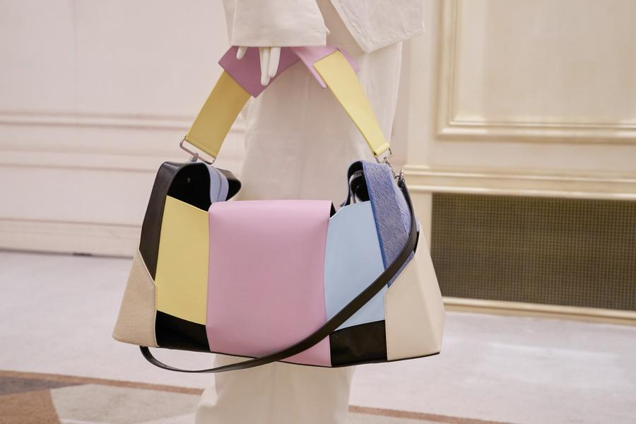 حقيبة يد ملونة من «Krizia» 